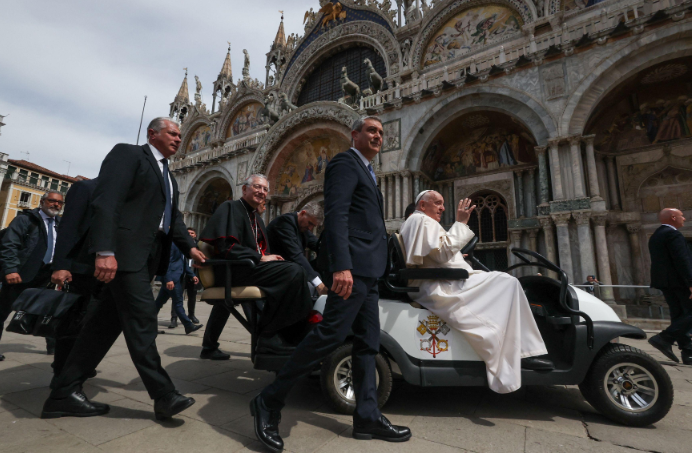 ローマ教皇、観光過剰に警鐘　「水の都」ベネチアでミサ
